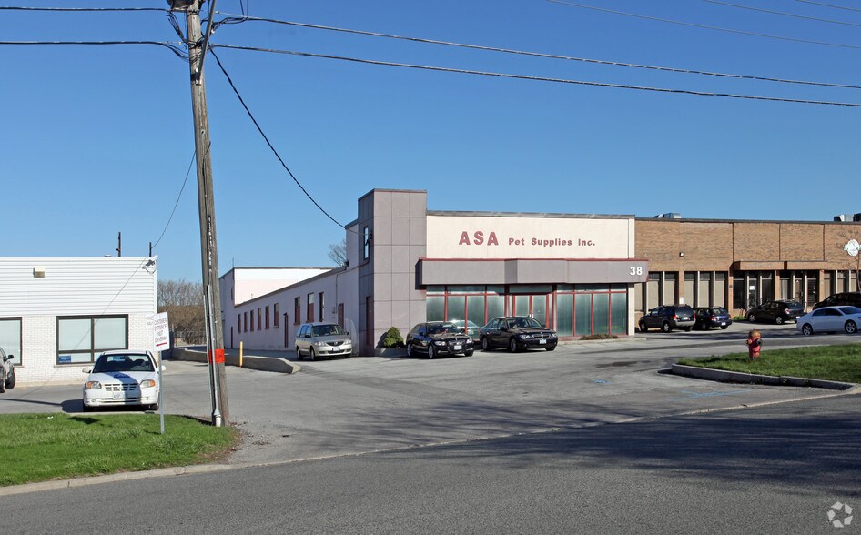 38 Carnforth Rd, Toronto, ON à louer - Photo du bâtiment - Image 2 de 2