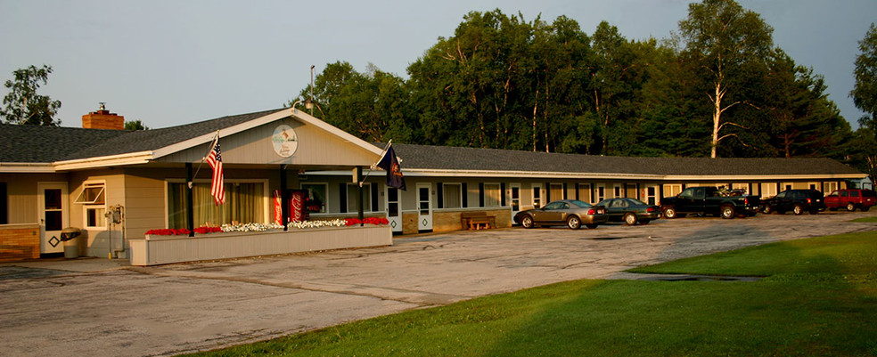 5939 W US Highway 2, Manistique, MI à vendre - Photo principale - Image 1 de 1