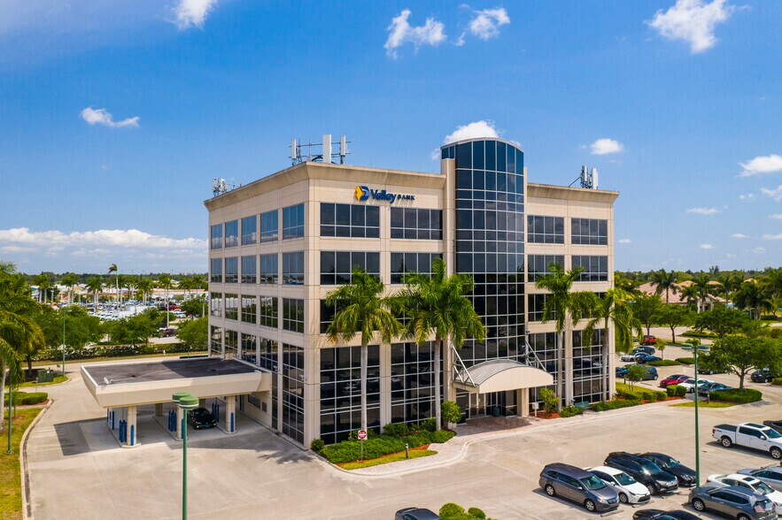 5220 Summerlin Commons Blvd, Fort Myers, FL à louer - Photo du bâtiment - Image 3 de 18