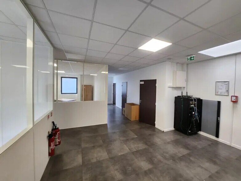 17 Rue Georges Melies, Cormeilles-en-Parisis for lease - Interior Photo - Image 2 of 6