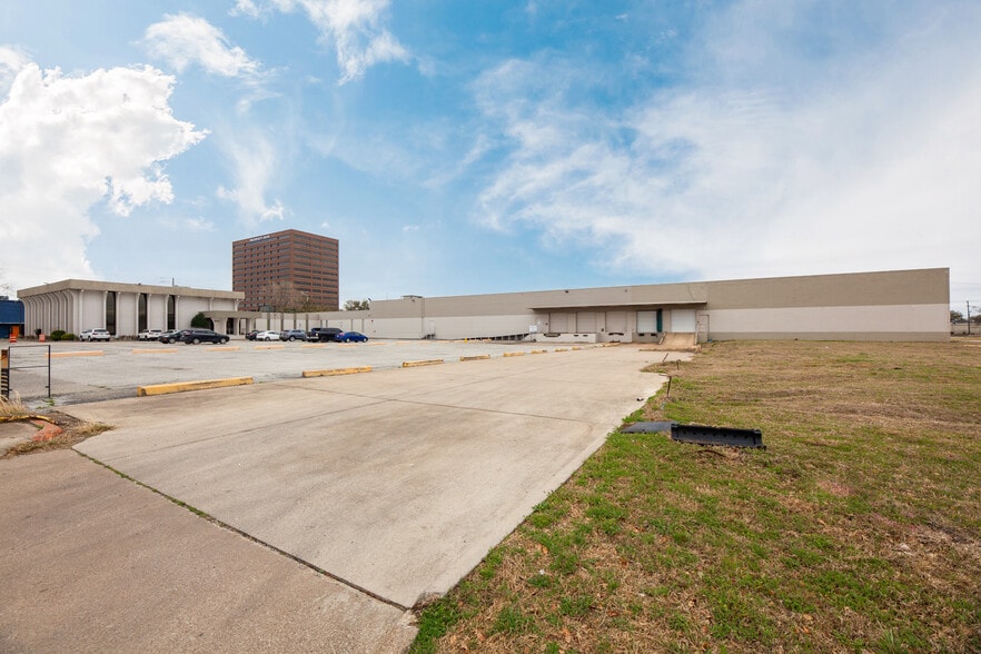 9244 Markville Dr, Dallas, TX à vendre - Photo du bâtiment - Image 2 de 8