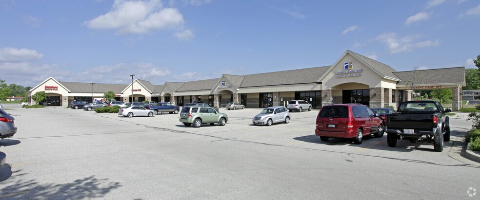 1102-1190 E Paradise Dr, West Bend, WI à louer - Photo du bâtiment - Image 1 de 6