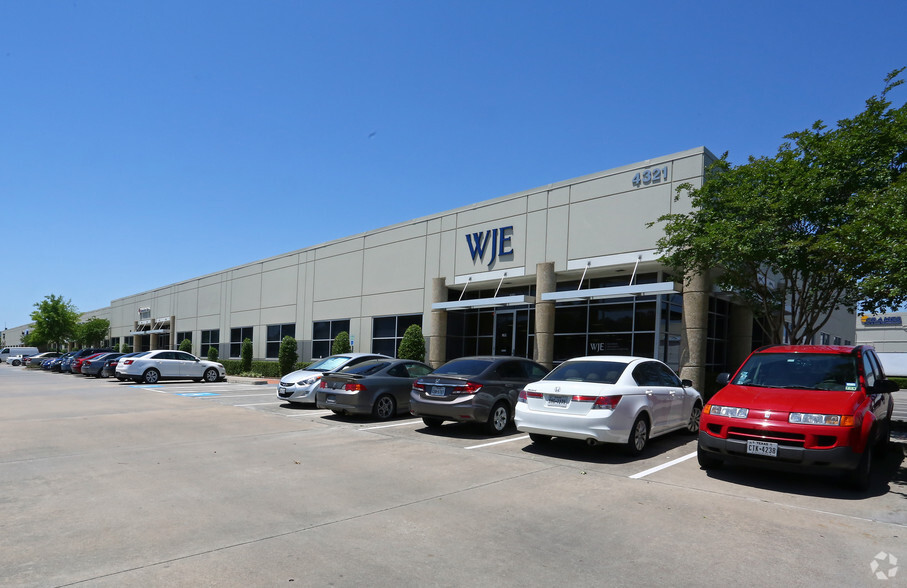 4321 W Sam Houston Pky N, Houston, TX for lease - Primary Photo - Image 1 of 4