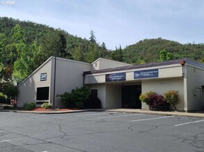 341 NW Medical Loop, Roseburg, OR à louer Photo du bâtiment- Image 1 de 3