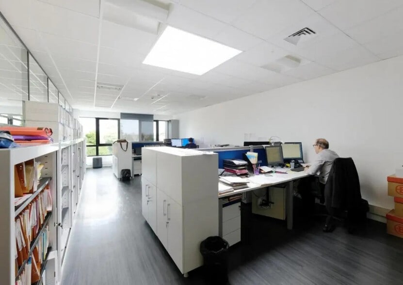 Office in Bezons for lease - Interior Photo - Image 2 of 11