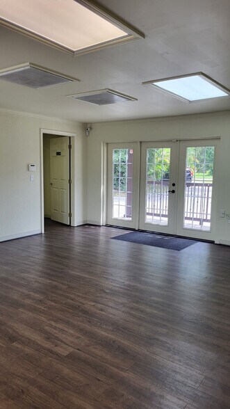 2125 Victoria Ave, Fort Myers, FL for lease - Interior Photo - Image 3 of 9