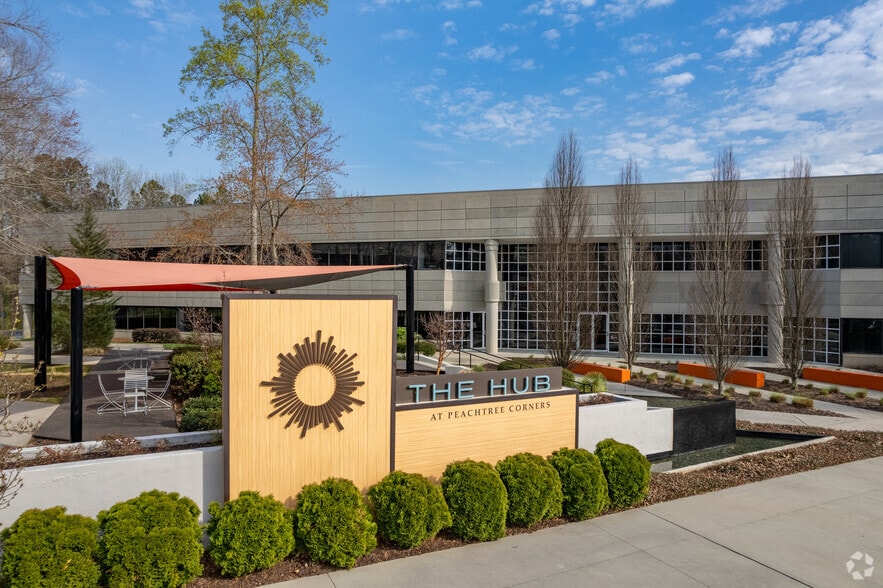 The Hub Peachtree Corners portefeuille de 2 propriétés à vendre sur LoopNet.ca - Photo principale - Image 1 de 7