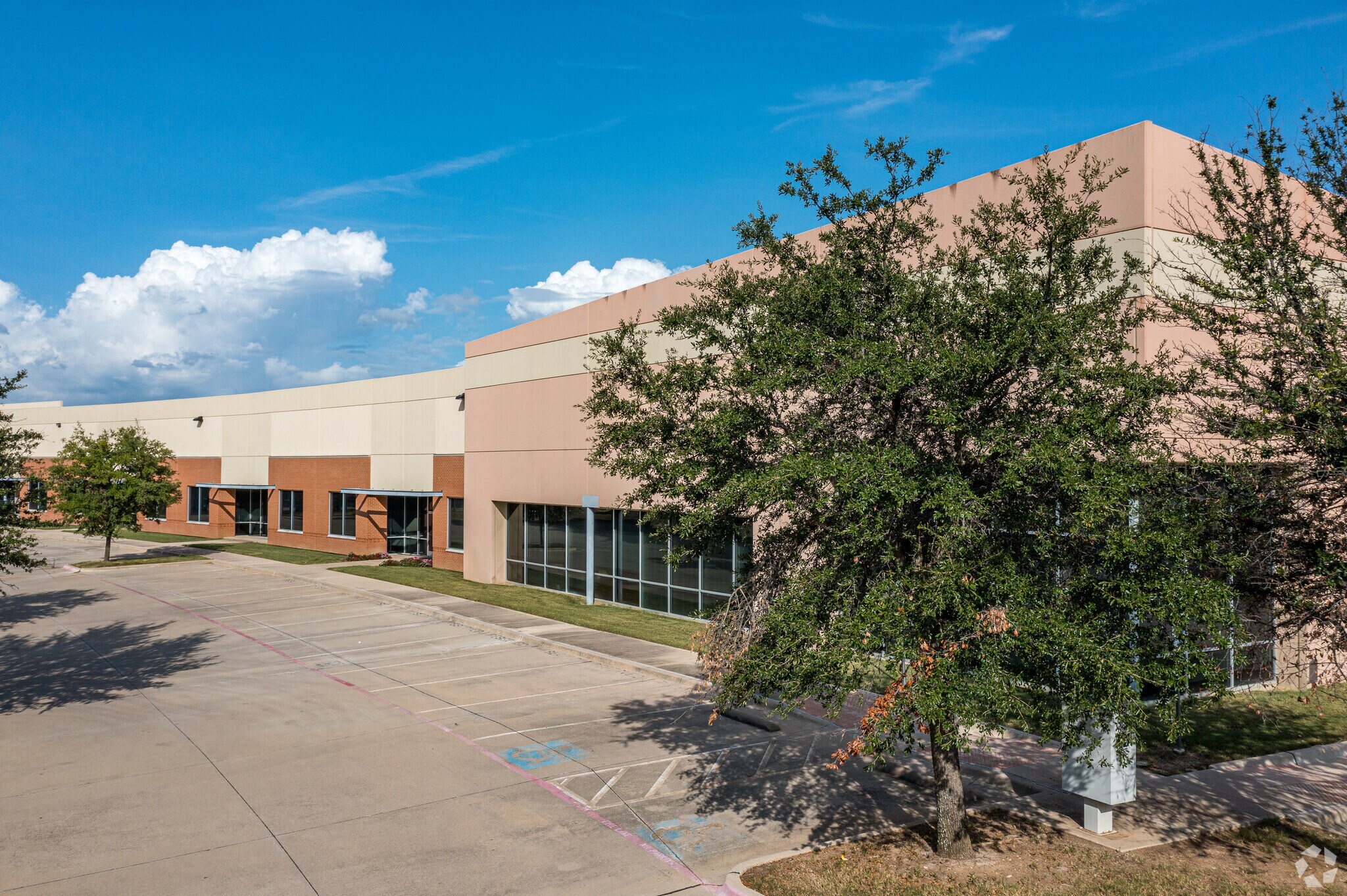 5450 Stratum Dr, Fort Worth, TX à louer Photo du bâtiment- Image 1 de 8
