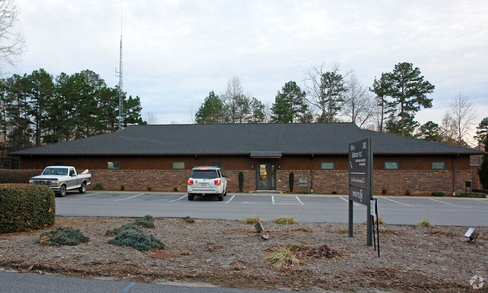 340 9th Avenue Dr NE, Hickory, NC à louer - Photo du bâtiment - Image 3 de 7