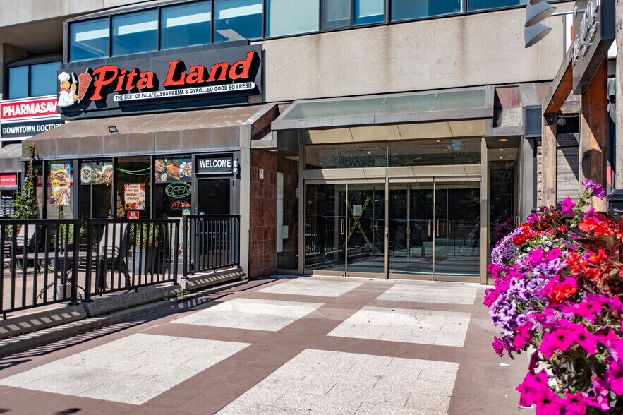 720 Spadina Ave, Toronto, ON à louer - Photo du bâtiment - Image 3 de 6