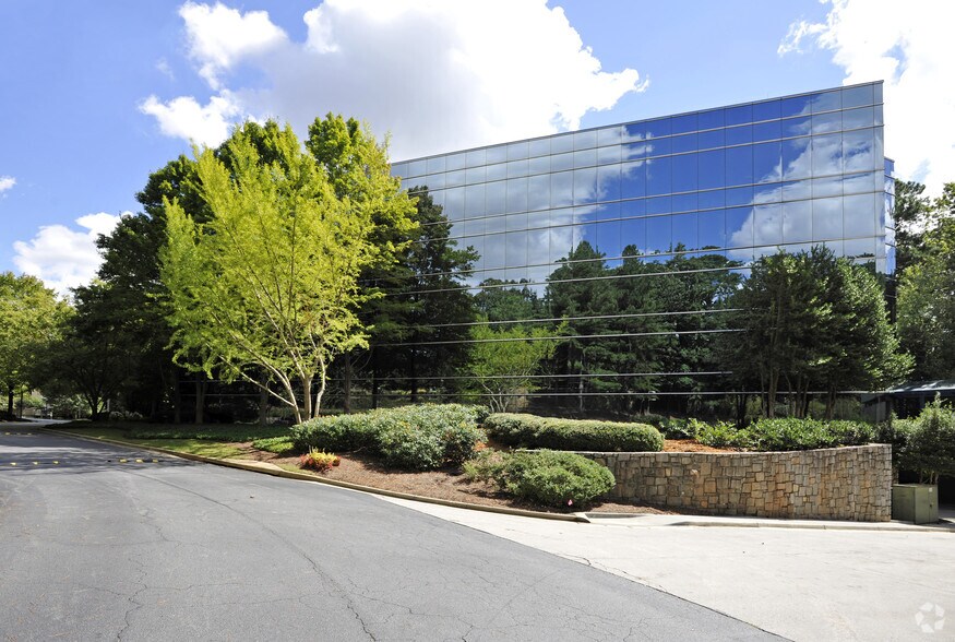 100 Ashford Ctr N, Atlanta, GA à louer - Photo du bâtiment - Image 1 de 19