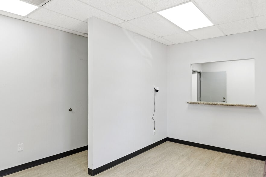 10823 Sanden Dr, Dallas, TX à louer - Photo intérieure - Image 3 de 33