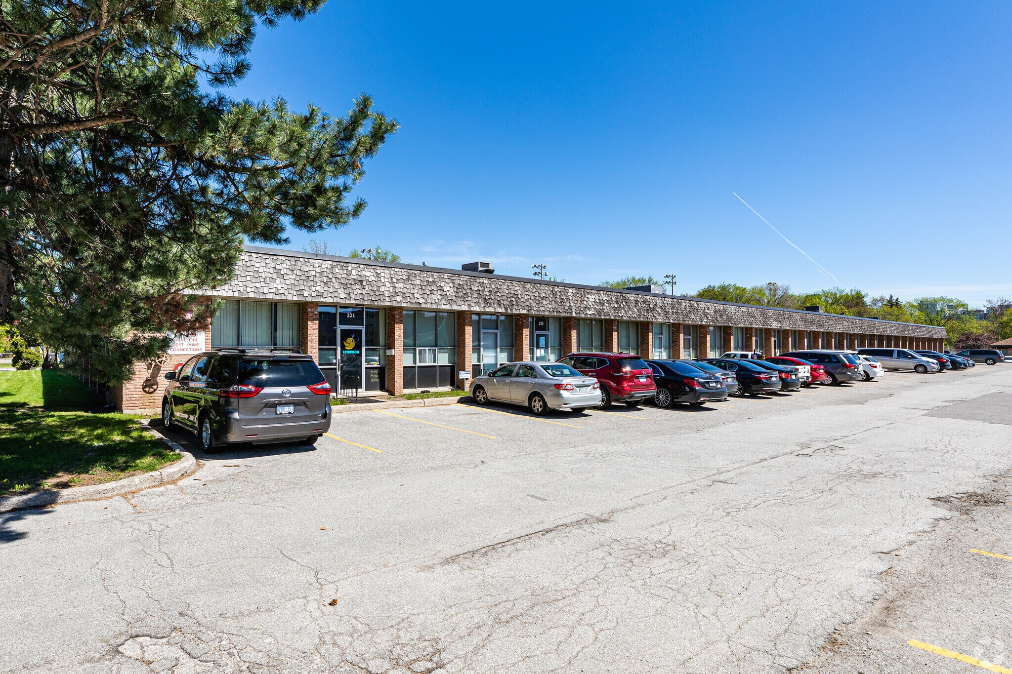 321-343 Lesmill Rd, Toronto, ON for lease Primary Photo- Image 1 of 6
