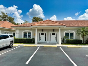 2940-2946 University Pky, Sarasota, FL à louer Photo du bâtiment- Image 1 de 16