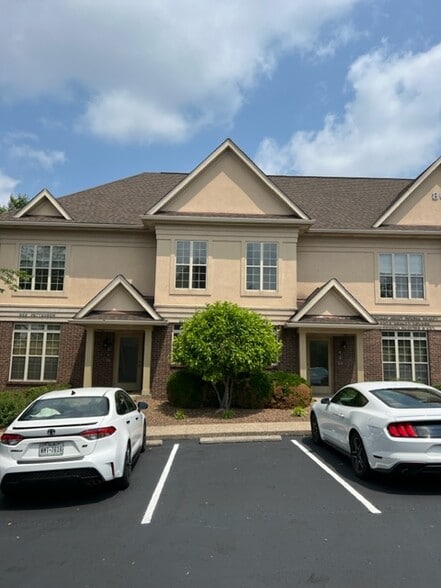 800-806 Stonecreek Pky, Louisville, KY for lease - Building Photo - Image 1 of 1