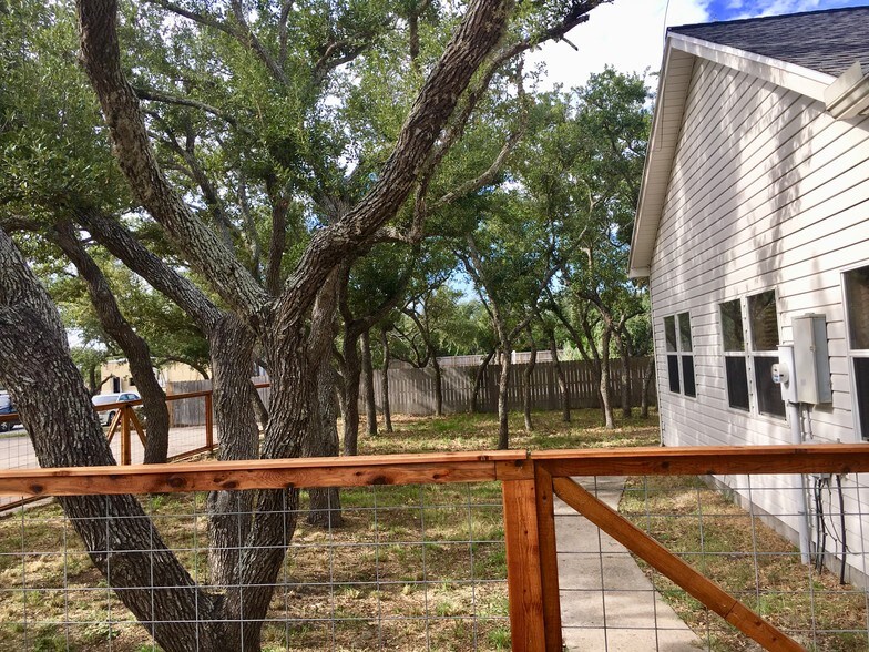 1806 Harbor Dr, Rockport, TX à louer - Photo du bâtiment - Image 3 de 11