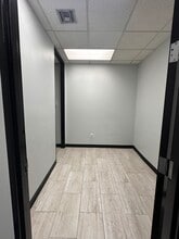 8121 Broadway St, Houston, TX for lease Interior Photo- Image 2 of 9