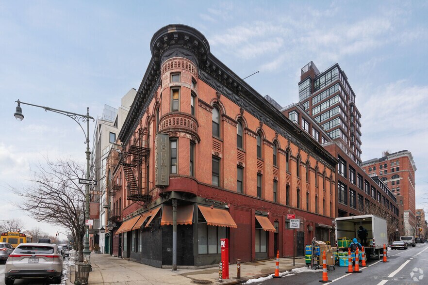 305 W 10th St, New York, NY for lease - Primary Photo - Image 1 of 6