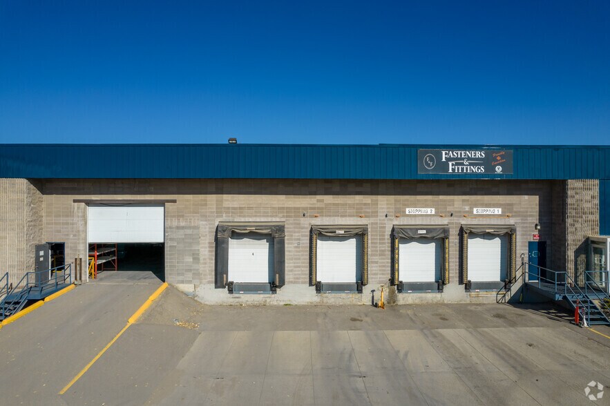 7803 35th St SE, Calgary, AB à louer - Photo du bâtiment - Image 3 de 7