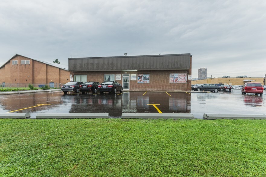 40 Beverly Hills Dr, Toronto, ON à vendre - Photo du bâtiment - Image 3 de 11