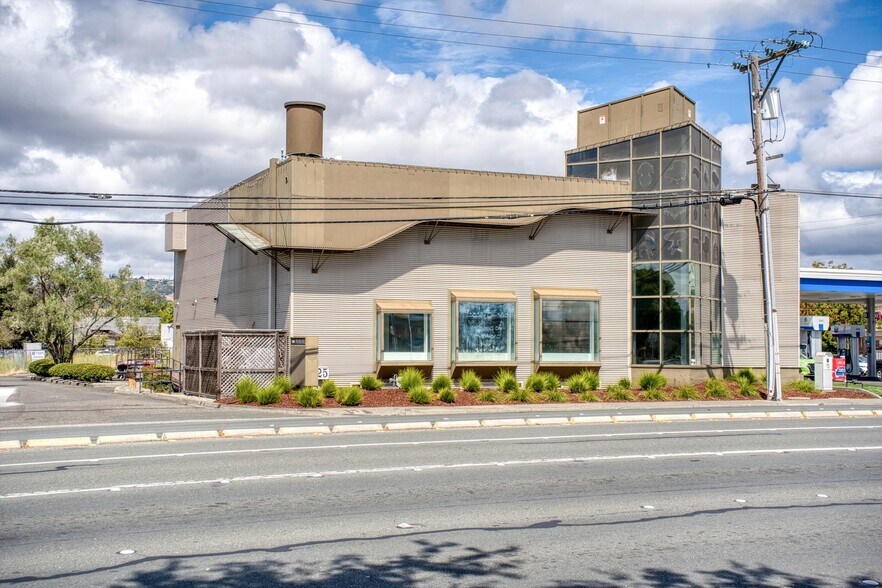 1125 W Steele Ln, Santa Rosa, CA à louer - Photo du bâtiment - Image 1 de 43