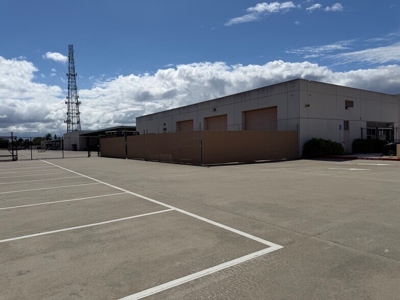 8150 Industrial Ave, Roseville, CA à louer - Photo du bâtiment - Image 3 de 4