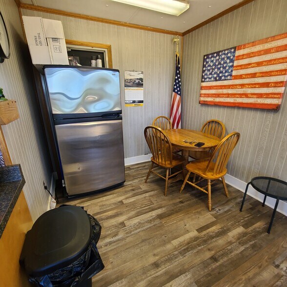 70581 Colerain Rd, Bridgeport, OH à louer - Photo du bâtiment - Image 3 de 11