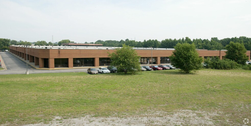 820 Greenbrier Cir, Chesapeake, VA à vendre - Photo du bâtiment - Image 2 de 19