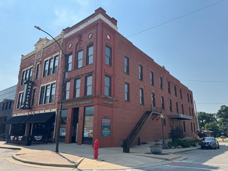 100 S Center St, Clinton, IL for lease - Primary Photo - Image 1 of 3