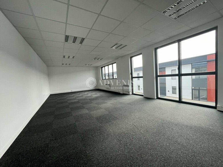 Flex in Lieusaint for lease - Interior Photo - Image 3 of 7