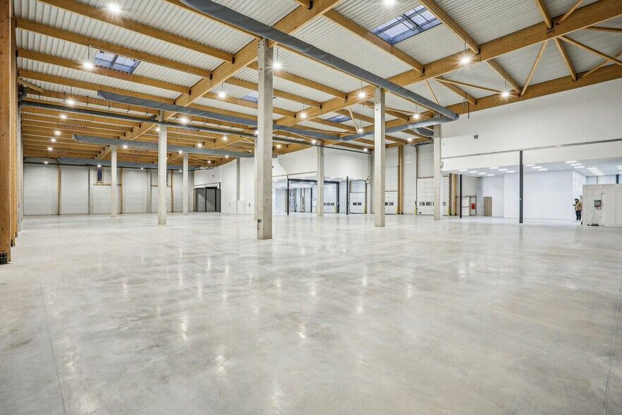Flex in Moissy-Cramayel for lease - Building Photo - Image 1 of 6