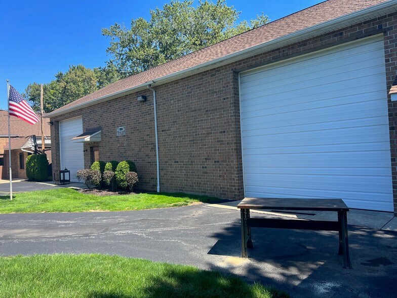 1419-1453 E 328th St, Eastlake, OH à louer - Photo du bâtiment - Image 2 de 8