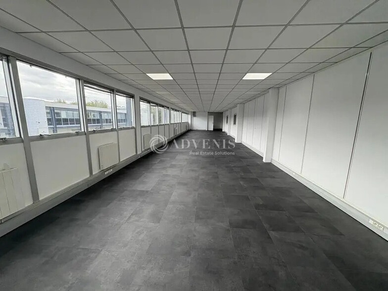 Flex in Trappes for lease - Interior Photo - Image 3 of 6