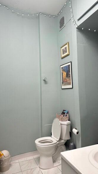 201 E 16th St, New York, NY for lease - Interior Photo - Image 3 of 3