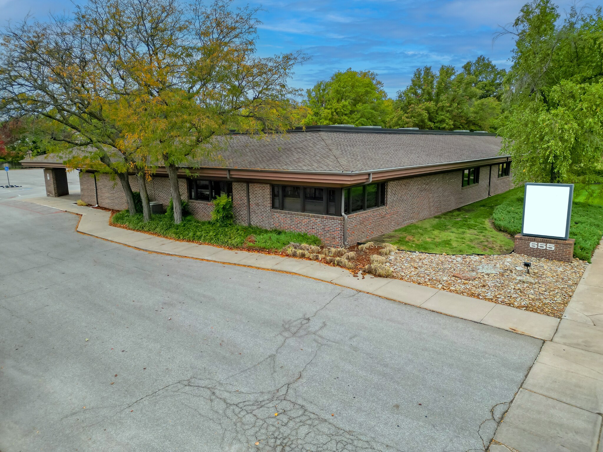 655 N Woodlawn St, Wichita, KS for lease Building Photo- Image 1 of 6