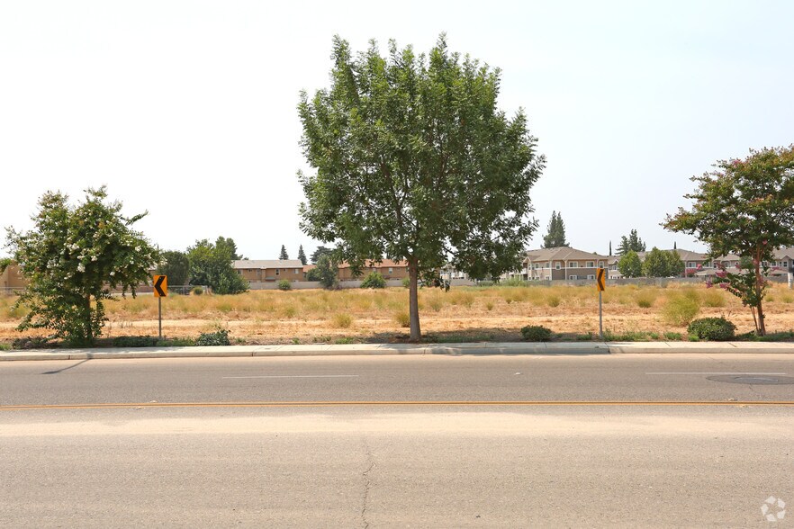 Alta Ave, Dinuba, CA à vendre - Photo du bâtiment - Image 2 de 3