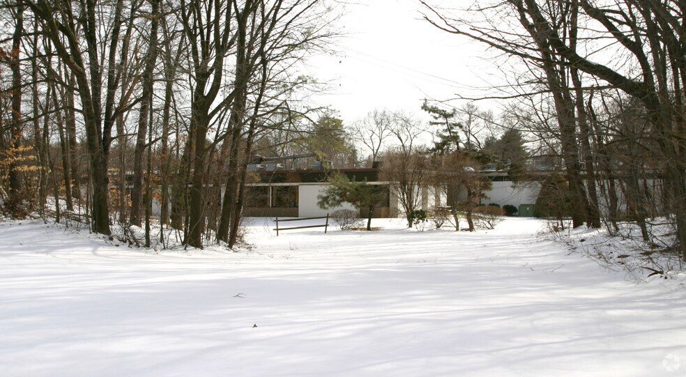 72 Northwest Dr, Plainville, CT à louer - Photo du bâtiment - Image 3 de 4