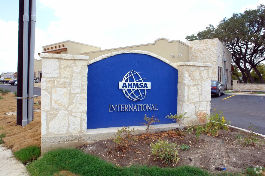 5150 N Loop 1604, San Antonio, TX à vendre - Photo du bâtiment - Image 3 de 11