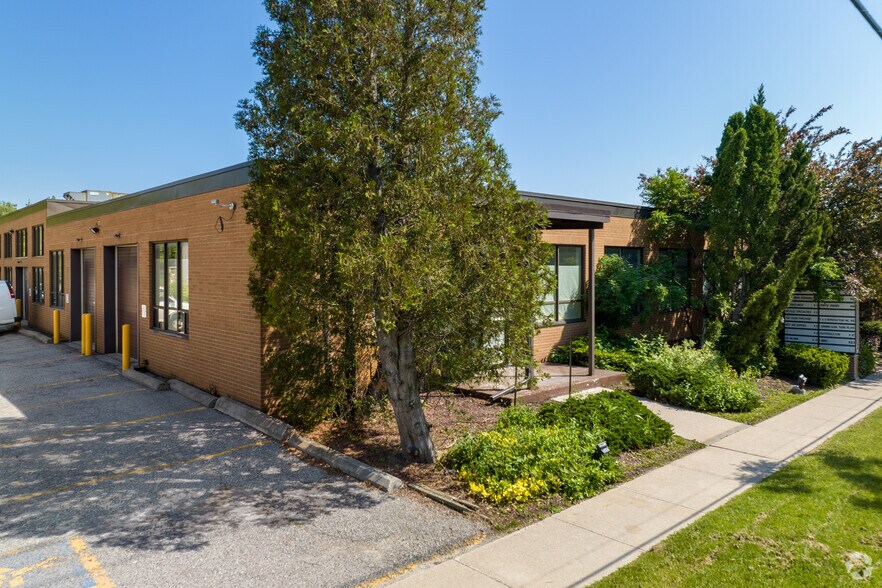 45 Cranfield Rd, Toronto, ON à louer - Photo du bâtiment - Image 2 de 5