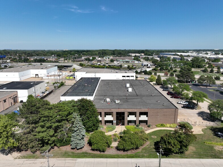 25880 Commerce Dr, Madison Heights, MI à louer - Photo du bâtiment - Image 3 de 4