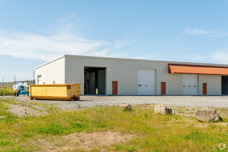 50 Airpark Dr, Rochester, NY à louer - Photo du bâtiment - Image 3 de 7