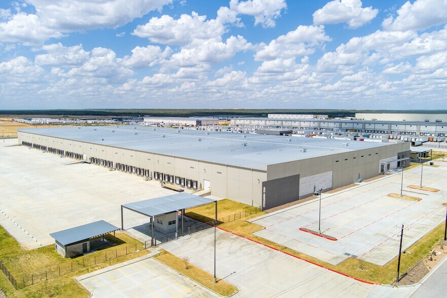 Nicolas D. Hachar Rd Tailwind IV, Laredo, TX à louer - Photo du bâtiment - Image 1 de 9