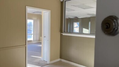 70 Forest Ave, Glen Cove, NY à louer - Vidéo sur l’inscription commerciale