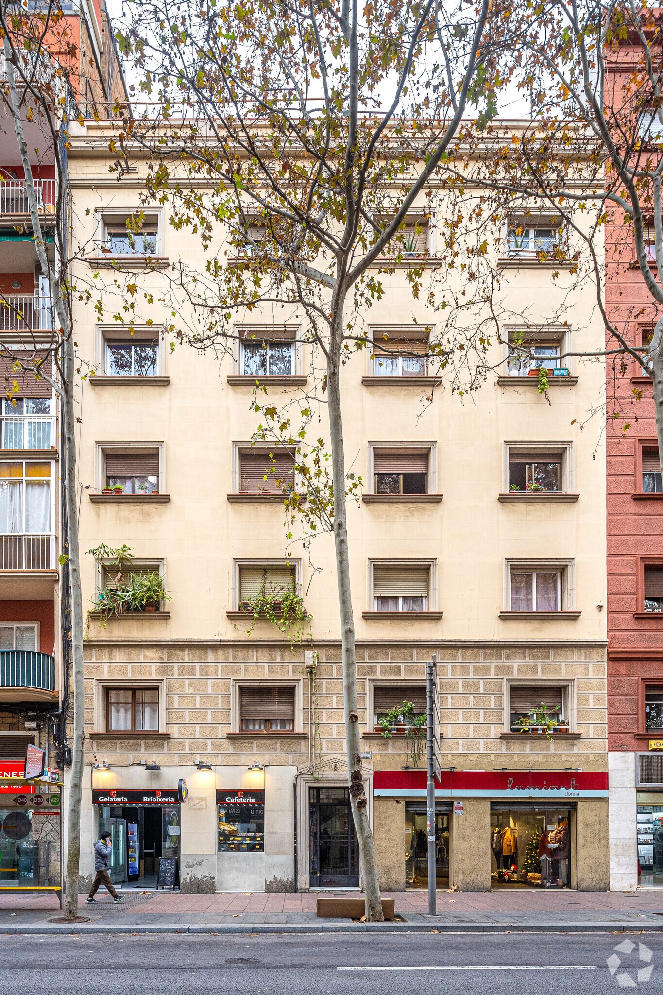Retail in Barcelona, Barcelona for lease Primary Photo- Image 1 of 2