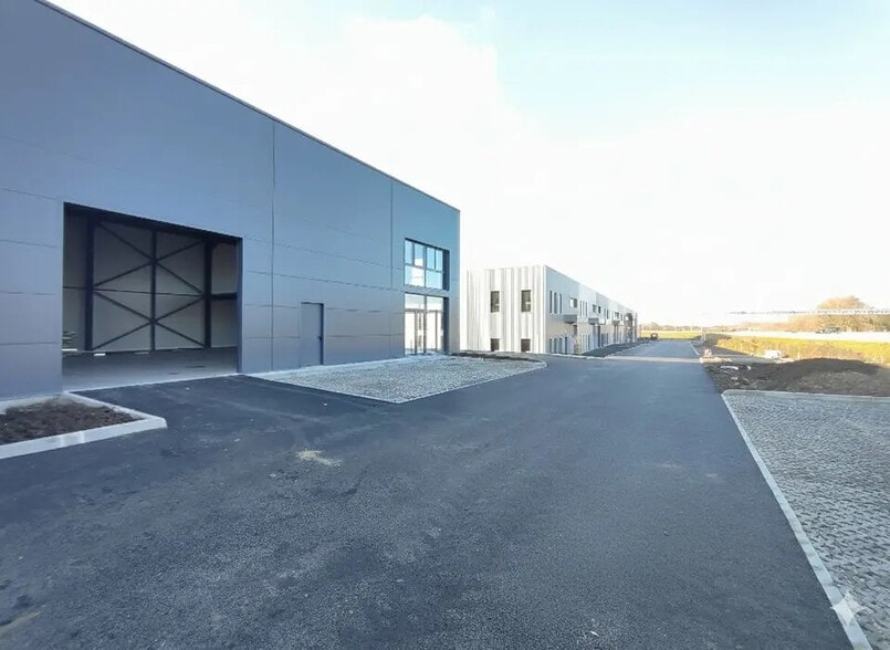 Flex in Vaulx-Milieu for lease - Building Photo - Image 1 of 4