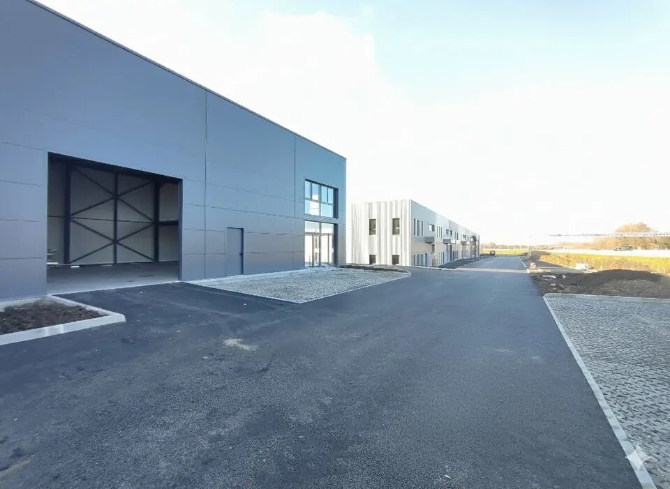 Flex in Vaulx-Milieu for lease Building Photo- Image 1 of 5