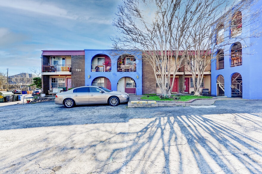 701 W North Loop Blvd, Austin, TX for sale - Building Photo - Image 2 of 9