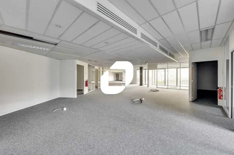 Office in Saint-Denis for lease - Building Photo - Image 3 of 25