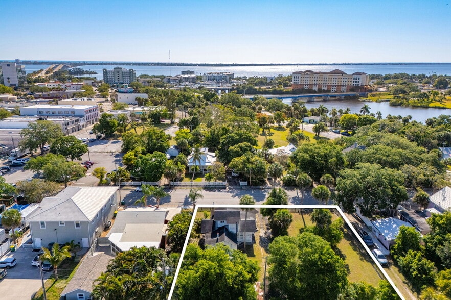 2106 Vernon Pl, Melbourne, FL à vendre - Photo du bâtiment - Image 1 de 49