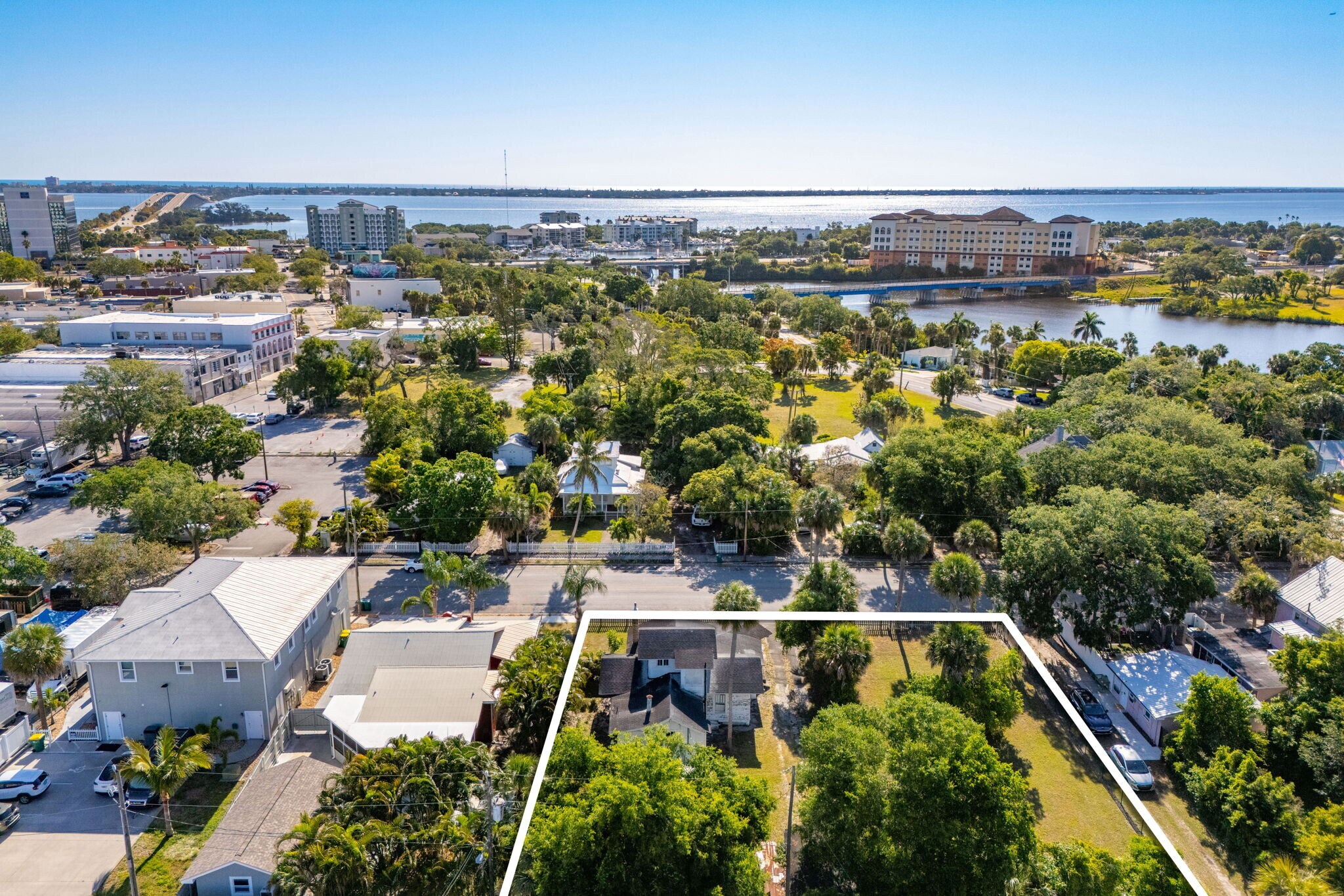 2106 Vernon Pl, Melbourne, FL à vendre Photo du bâtiment- Image 1 de 50